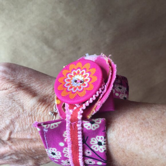 Artist made fabric cuff bracelet magenta pink - Picture 2 of 7